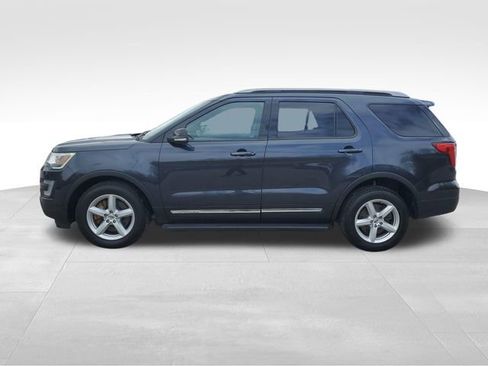 Used 2017 Ford Explorer XLT image 7