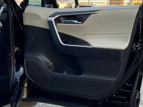 Used 2021 Toyota RAV4 XLE Premium image 21