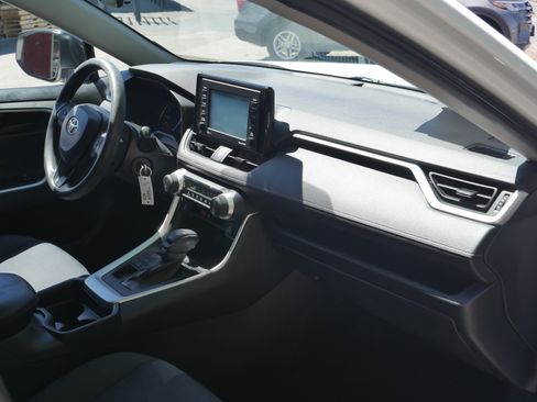Used 2020 Toyota RAV4 LE AWD/4WD image 23
