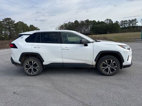 Used 2022 Toyota RAV4 LE image 4