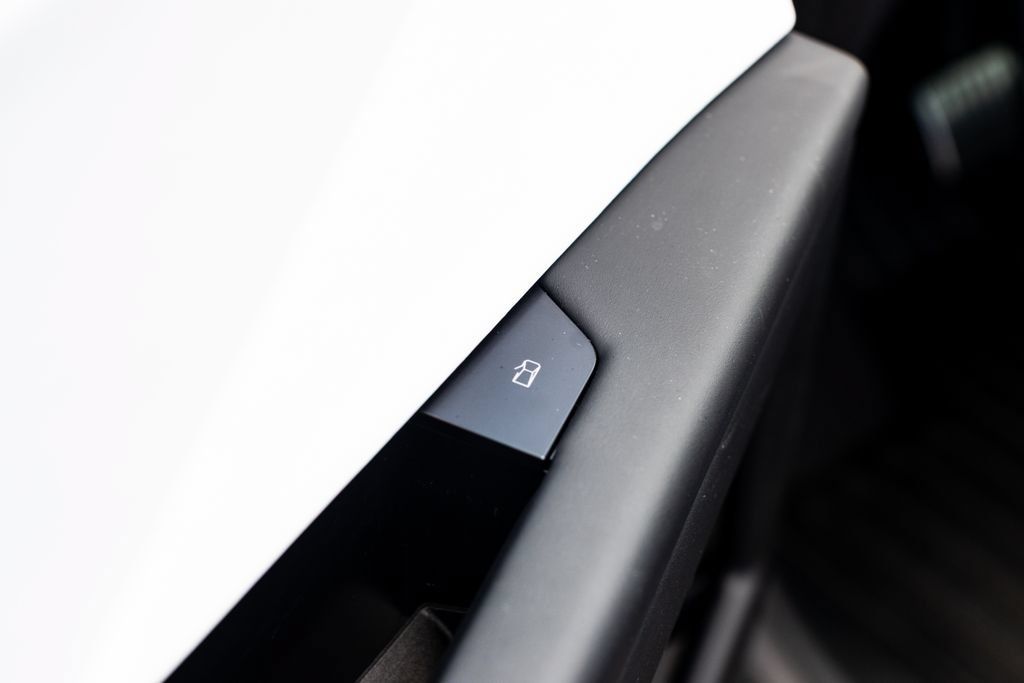 Used 2024 Tesla Cybertruck AWD Crew Cab image 17