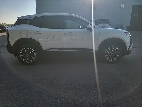 Used 2025 Nissan Kicks SV AWD/4WD image 4