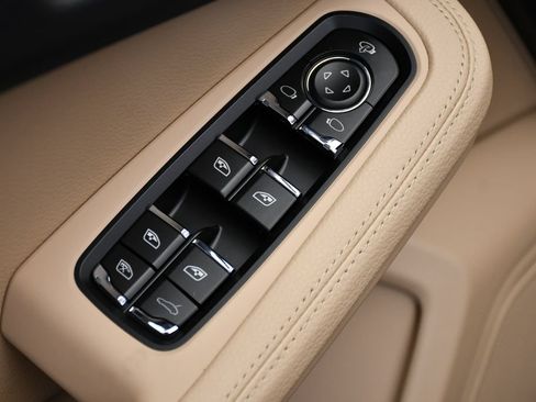 Certified 2026 Porsche Macan Turbo AWD/4WD image 35