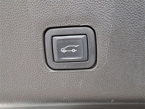 Used 2023 Chevrolet Traverse LT image 25