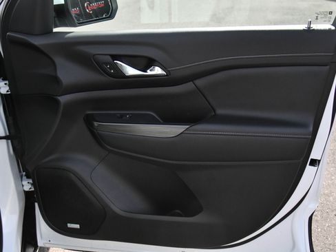 Used 2023 GMC Acadia SLT image 46