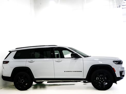 Used 2023 Jeep Grand Cherokee L Limited w/ Black Appearance Package AWD/4WD image 5