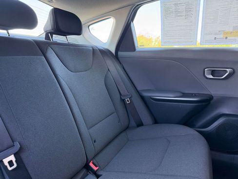 Used 2025 Kia K4 LXS image 36