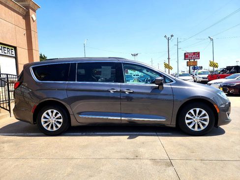 Used 2017 Chrysler Pacifica Touring-L image 4