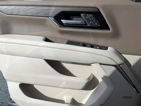 Used 2026 GMC Yukon Denali w/ Denali Reserve Package image 11