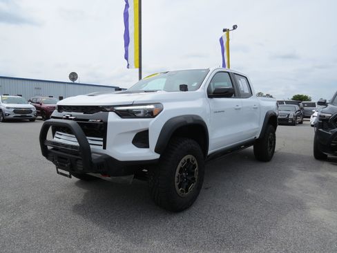 Used 2025 Chevrolet Colorado ZR2 w/ Off-Road Front Bumper Package image 13