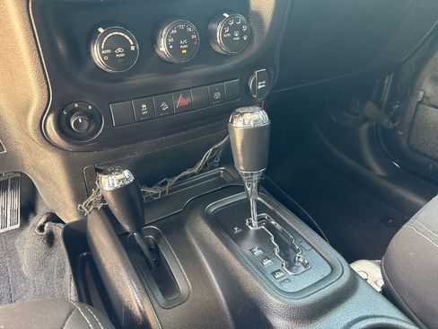 Used 2017 Jeep Wrangler Unlimited Rubicon w/ Connectivity Group image 18