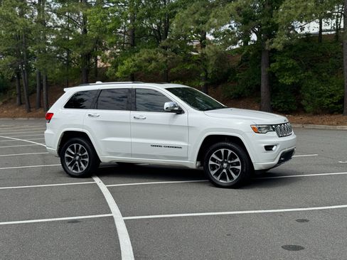 Used 2017 Jeep Grand Cherokee Overland AWD/4WD image 15