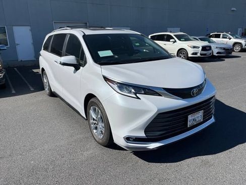 Used 2025 Toyota Sienna Limited FWD image 2