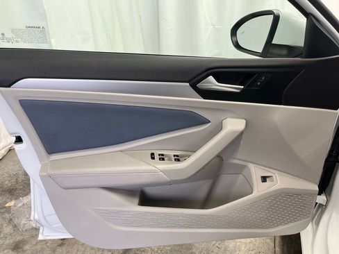 Certified 2025 Volkswagen Jetta SE image 10