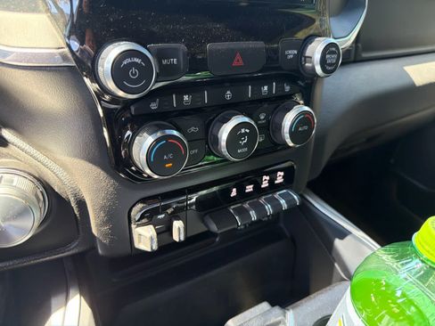 Used 2022 RAM 1500 Laramie AWD/4WD image 9