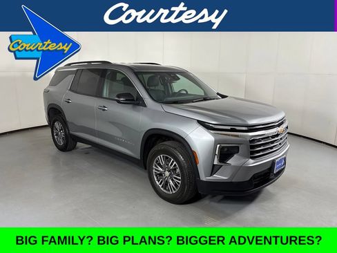 Used 2025 Chevrolet Traverse LT FWD image 1