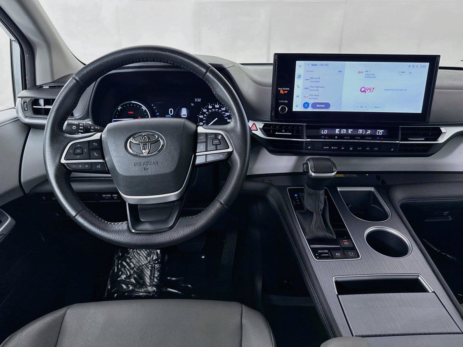 Certified 2025 Toyota Sienna XLE FWD image 32