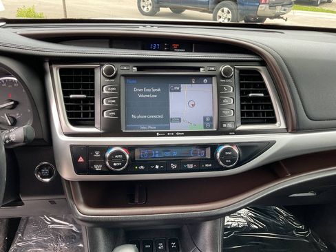 Used 2017 Toyota Highlander XLE AWD/4WD image 21