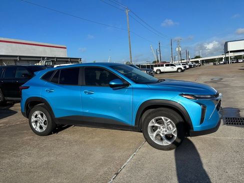 Used 2025 Chevrolet Trax LS w/ LS Convenience Package FWD image 4