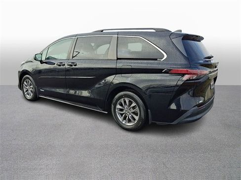 Used 2021 Toyota Sienna LE w/ LE Plus Package image 6