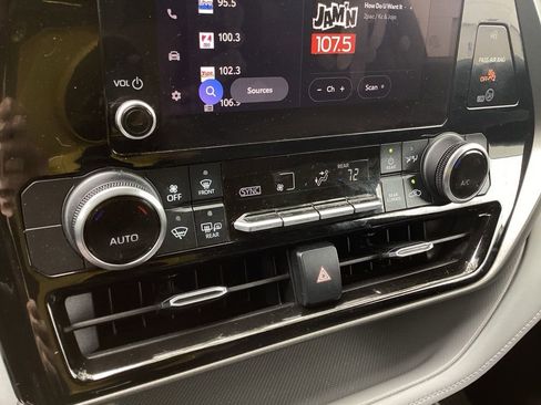 Used 2023 Toyota Highlander LE FWD image 15