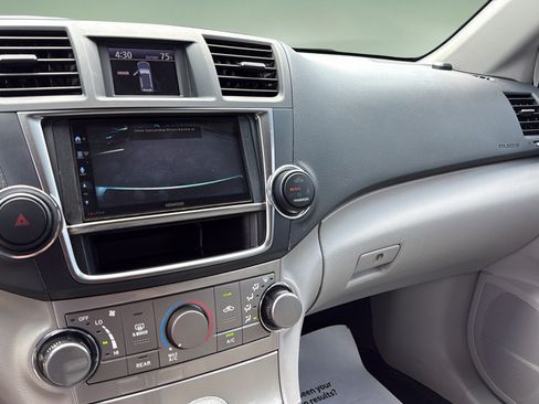 Used 2013 Toyota Highlander Plus AWD/4WD image 28