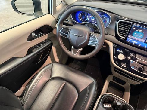 Used 2023 Chrysler Pacifica Touring-L FWD image 19