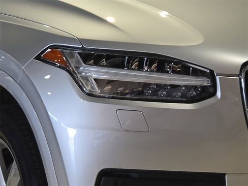 Used 2021 Volvo XC90 T5 Momentum w/ Climate Package image 10