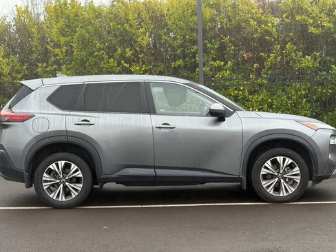 Used 2022 Nissan Rogue SV image 3