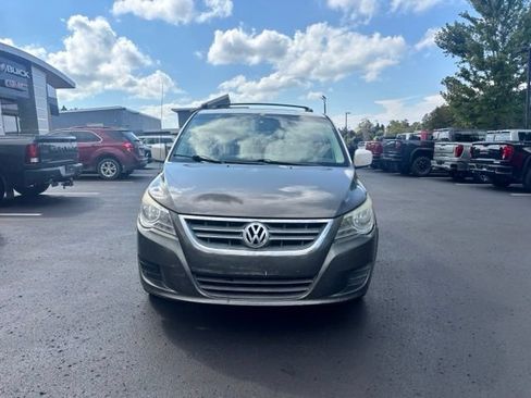 Used 2009 Volkswagen Routan SEL FWD image 3