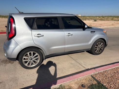 Used 2018 Kia Soul + FWD image 19