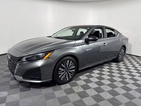 Used 2025 Nissan Altima 2.5 SV image 2