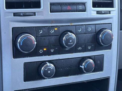 Used 2009 Chrysler Town & Country Touring image 4