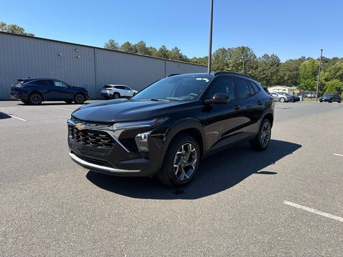 Used 2025 Chevrolet Trax LT w/ LT Convenience Package FWD image 2