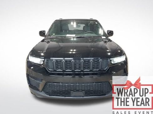 Used 2024 Jeep Grand Cherokee Altitude image 7