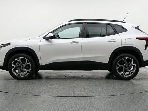 Used 2025 Chevrolet Trax LT w/ LT Convenience Package FWD image 5