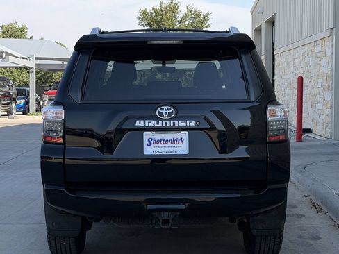 Used 2015 Toyota 4Runner SR5 AWD/4WD image 5