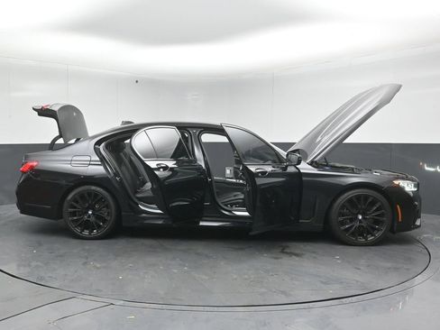 Used 2022 BMW 750i xDrive w/ M Sport Package image 51
