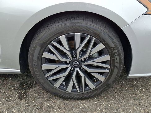 Used 2024 Nissan Altima 2.5 SV FWD image 9