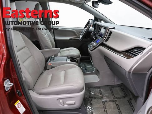 Used 2019 Toyota Sienna XLE FWD image 25