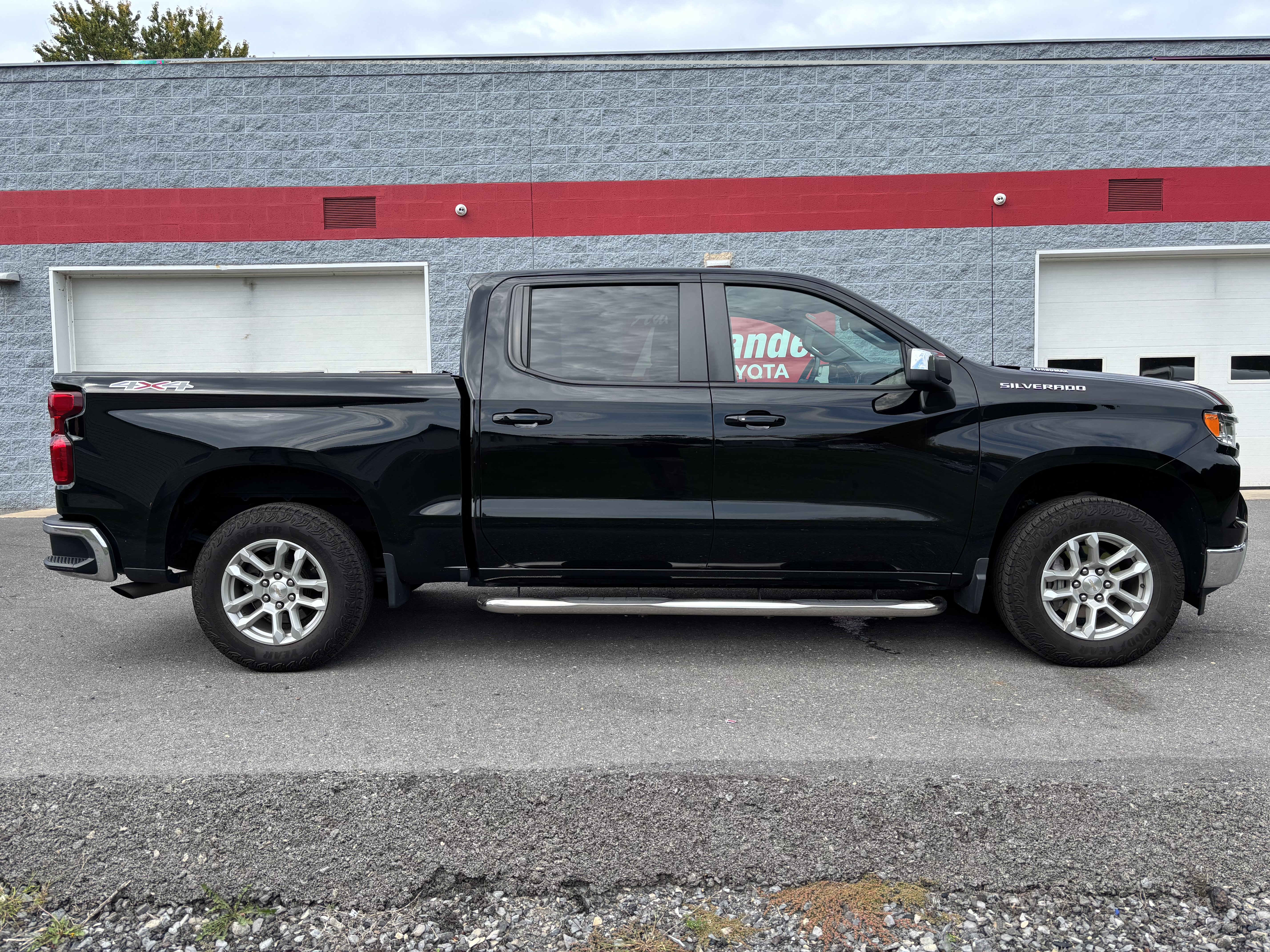 Used 2024 Chevrolet Silverado 1500 LT AWD/4WD image 2
