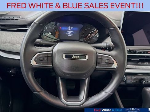 Used 2022 Jeep Compass Latitude w/ Sun and Sound Group AWD/4WD image 11