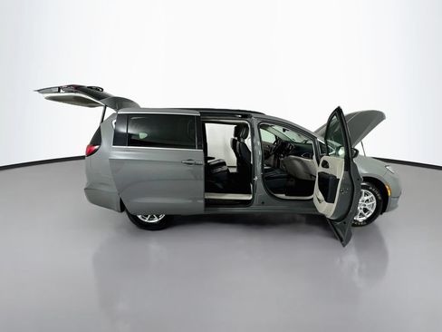 Used 2022 Chrysler Pacifica Touring-L FWD image 27