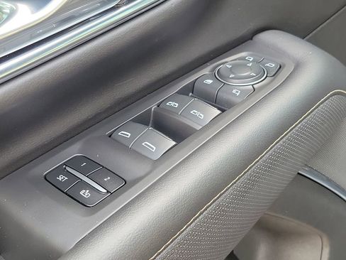 Used 2023 Chevrolet Suburban Premier image 28