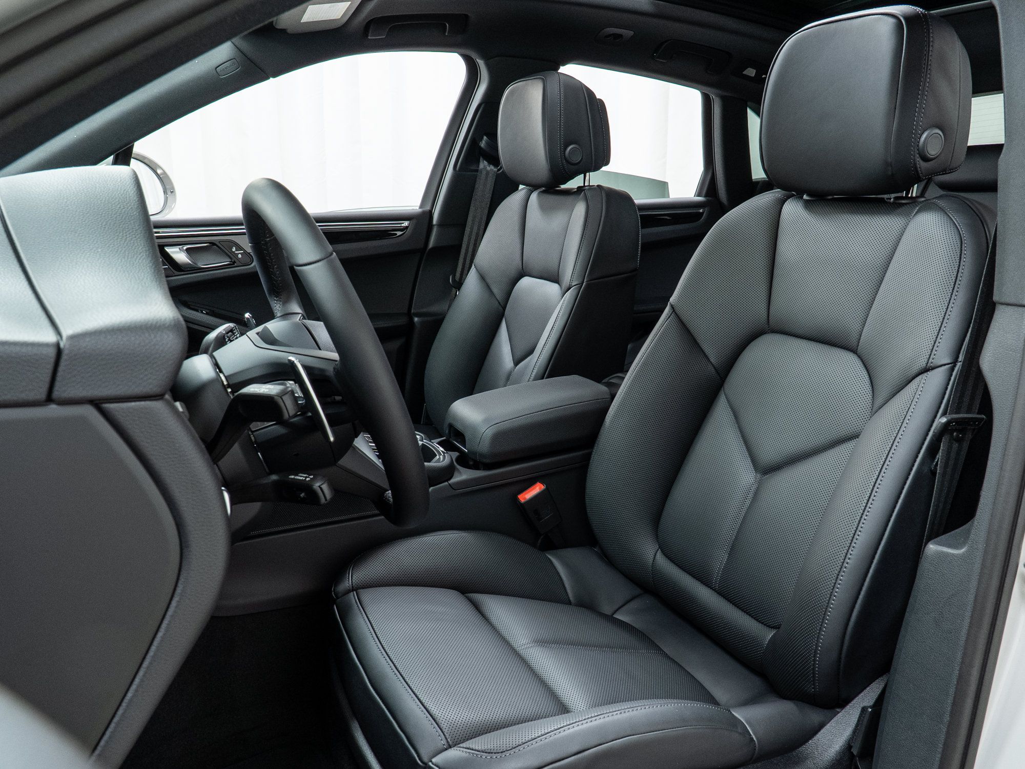 Certified 2025 Porsche Macan AWD/4WD image 5