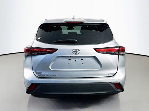 Used 2021 Toyota Highlander LE FWD image 6