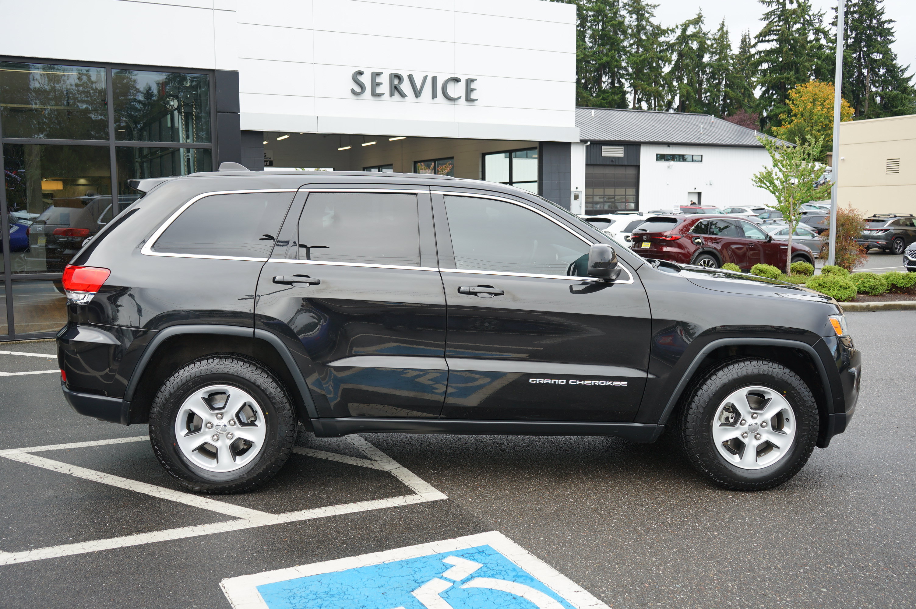 Used 2015 Jeep Grand Cherokee Laredo AWD/4WD image 2