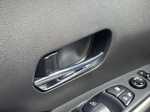 Used 2020 Nissan Kicks SR image 10