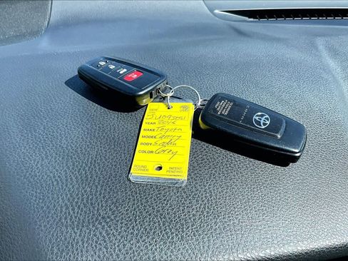 Used 2018 Toyota Camry XSE FWD image 14