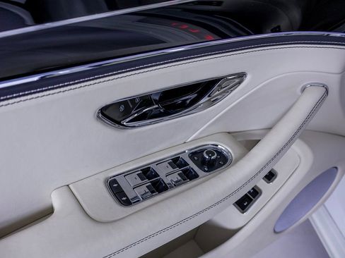 Used 2024 Bentley Flying Spur V8 image 44